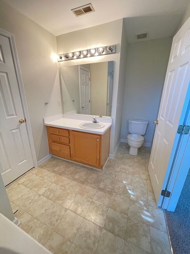 Building Photo - Beautiful, updated 3br 2.5 ba home with garage, fenced-yard in Home Valley Farms Now Available!