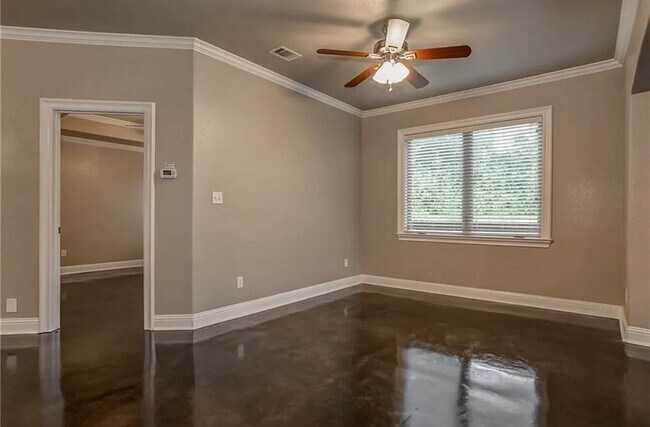 Building Photo - 2732 Sandage Ave