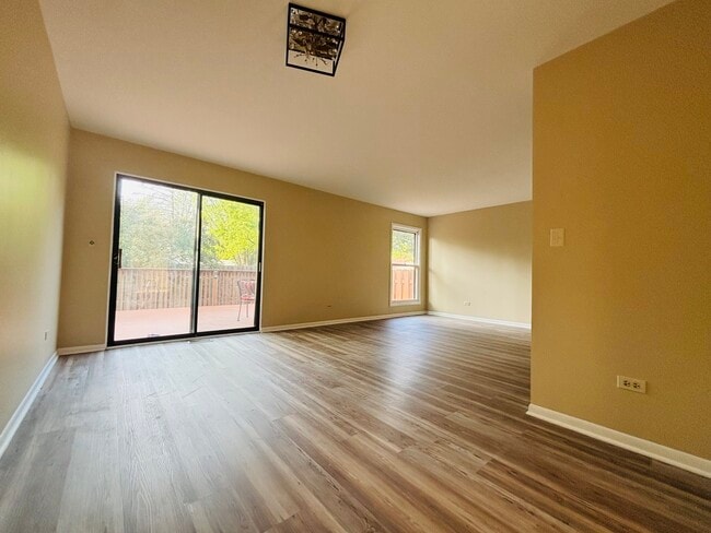 Building Photo - 325 Shadow Bend Dr