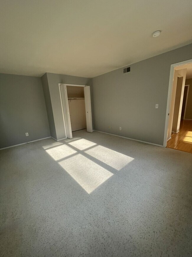 Building Photo - Three Bedroom Two Bath Condo | Laundry, Parking, & Central AC