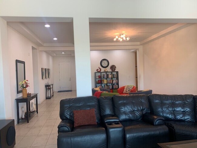 Building Photo - Gorgeous 5 Bed 3.5 Bath 3 Car garage home with private pool + SOLAR in gated community in Peoria
