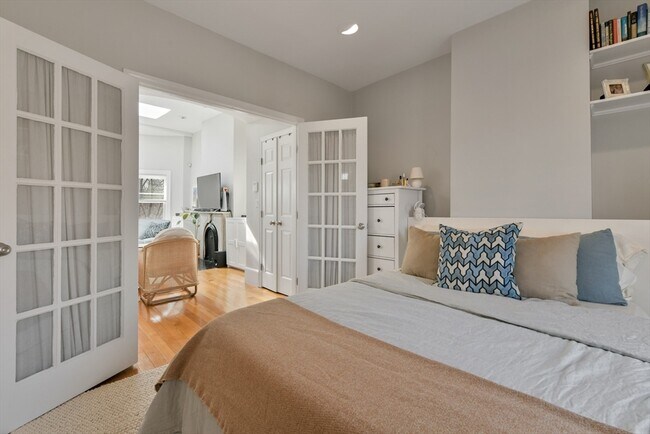 Building Photo - 219 W Newton St