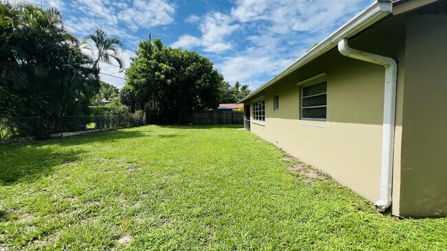 Building Photo - 6831 Eastview Dr