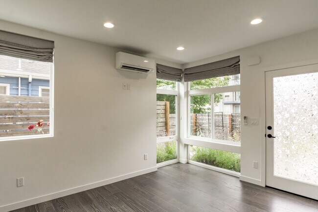 Building Photo - 2Bd/1.75Ba Seattle Townhome