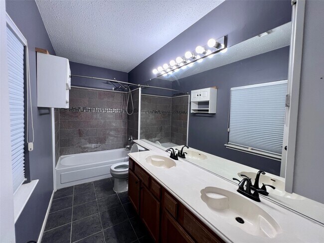 Building Photo - 7762 Pine Center Dr