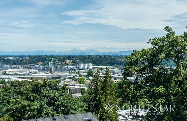 Building Photo - Stunning Views Close in NW Portland