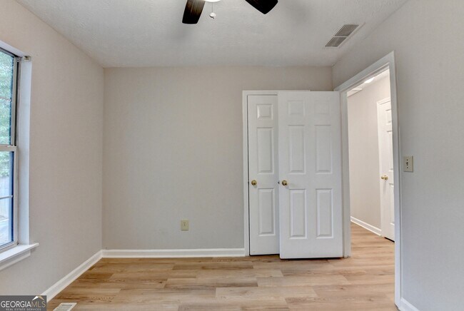 Building Photo - 2115 Glynmoore Dr