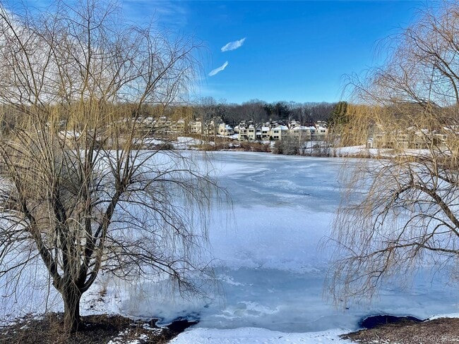 Building Photo - 903 Oakridge Cmns