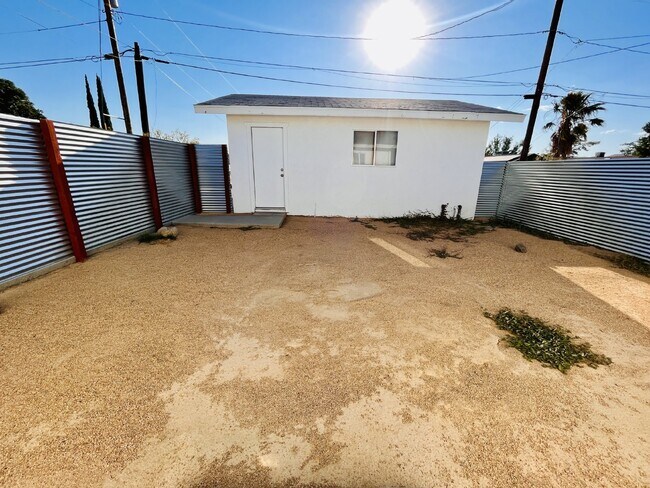 Building Photo - Adorable Studio Cabin near Joshua Tree Town Center