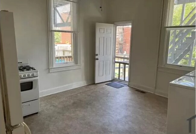 Building Photo - 221X Brookfield Ave