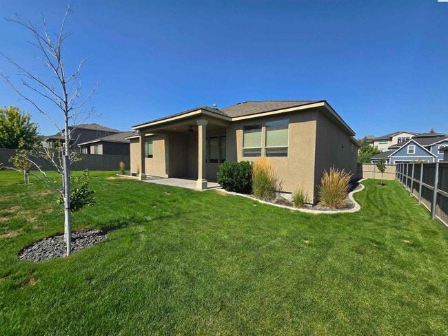 Building Photo - Spacious Rambler in South Richland with La...