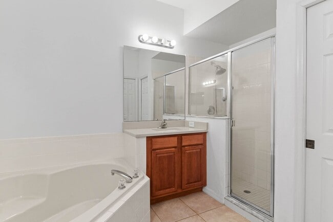 Building Photo - 3 bedroom, 3 bath with flex space  in Wint...