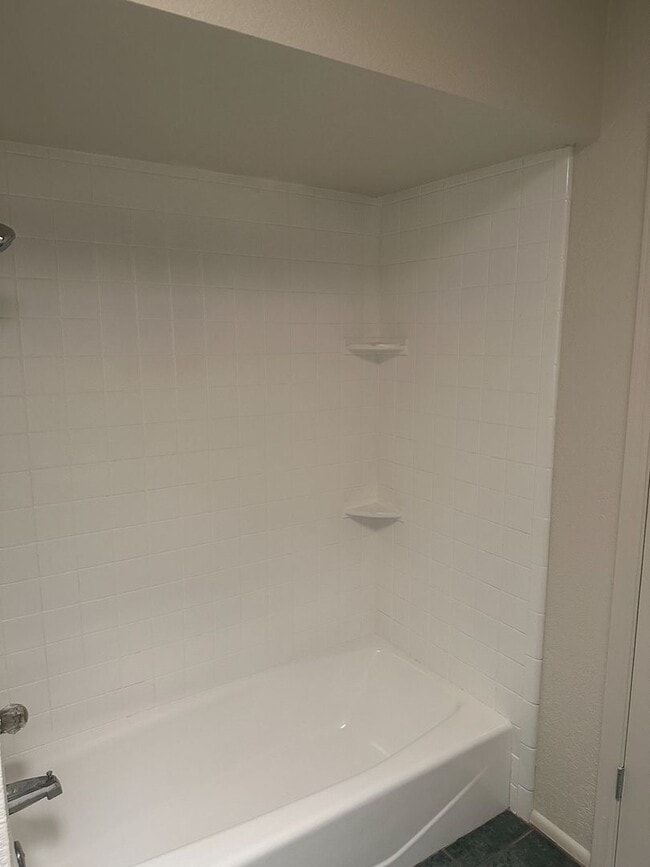 Building Photo - Updated Townhome