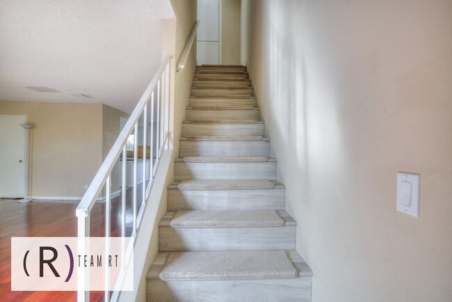 Building Photo - Gorgeous townhouse in a quiet 6-unit gated complex