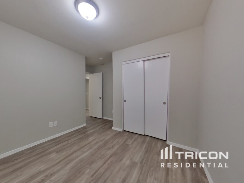 Building Photo - 8832 W Manzanita Dr