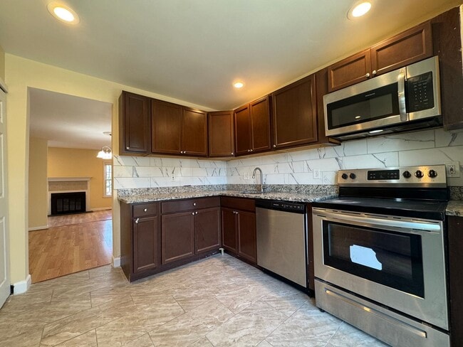 Building Photo - Beautiful 3 Bed 3 Bath Brick Townhome In Springfield Square