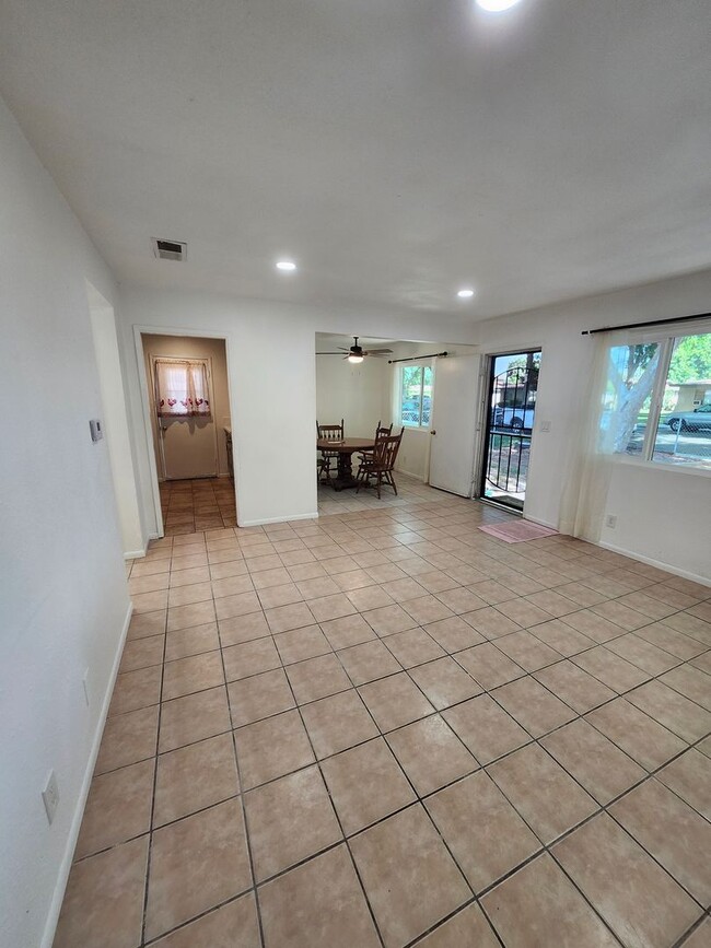 Building Photo - M-Muir Ave (triplex)