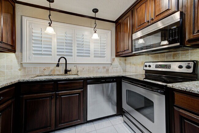 Building Photo - 1202 Benson Dr