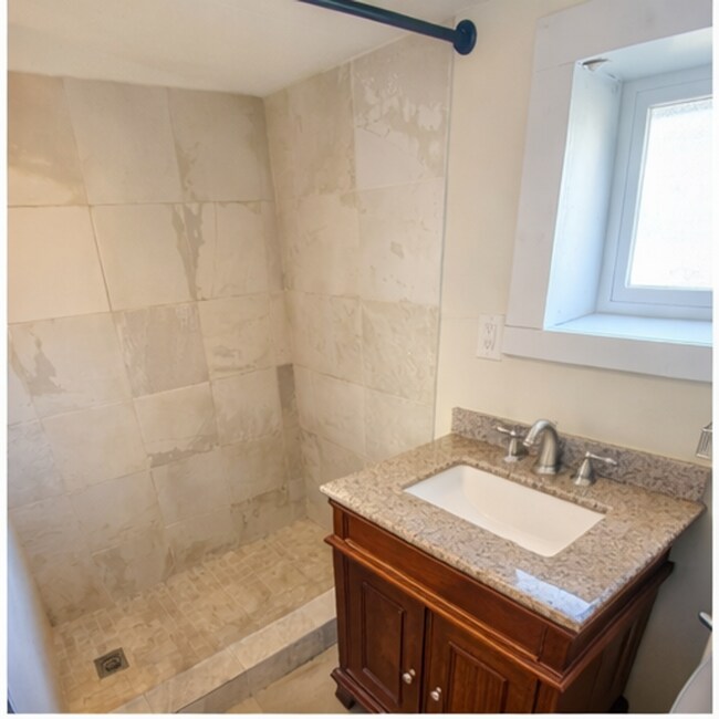 Building Photo - 10 SE Roosevelt Ave