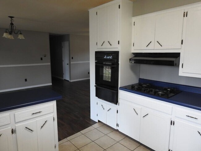 Building Photo - Move-in Ready!  3-Bed, 2-Bath Farmington Home.  Fenced-in backyard + 2x Car Garage