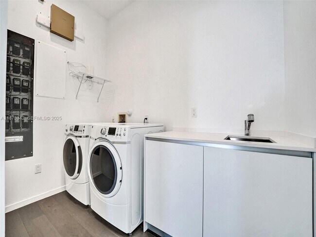 Building Photo - 2217 NE 17th Terrace