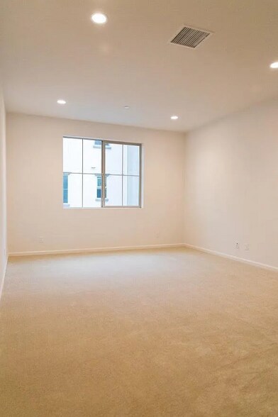 Building Photo - 567 S Motif St