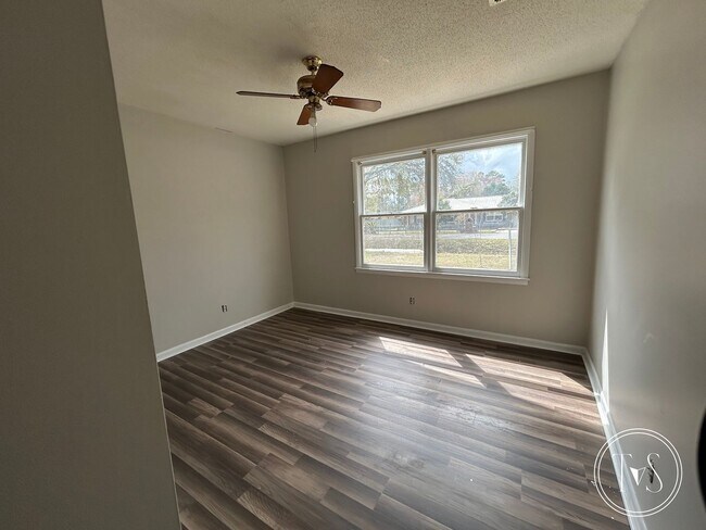 Building Photo - FALL MOVE-IN SPECIAL: 50% OFF 1st FULL MON...