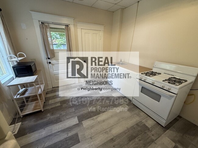 Building Photo - 216 Lafayette Ave NE