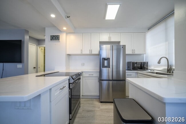 Building Photo - $3,500 / 2br - 896ft2 - Renovated and Modern 2BR/2BA/1PKG unit in the Royal Capito