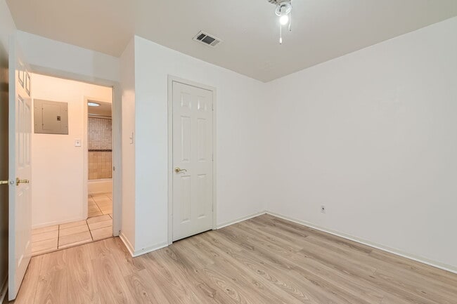 Building Photo - 5106 Orleans Court