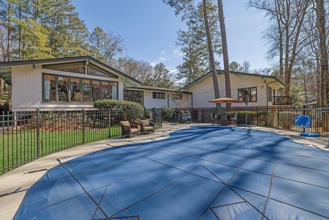 Building Photo - 505 River Valley Rd NW