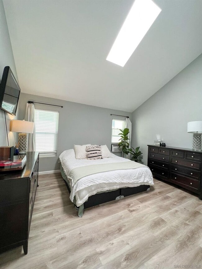 Building Photo - PB 3br Townhome $6000 to share Pacific Beach 3 Br Townhome 2 Car Garage Modern Appliances