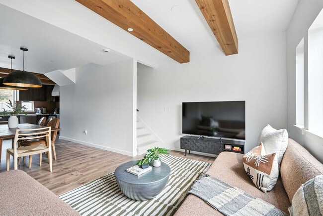 Building Photo - 925 NE 23rd Ave