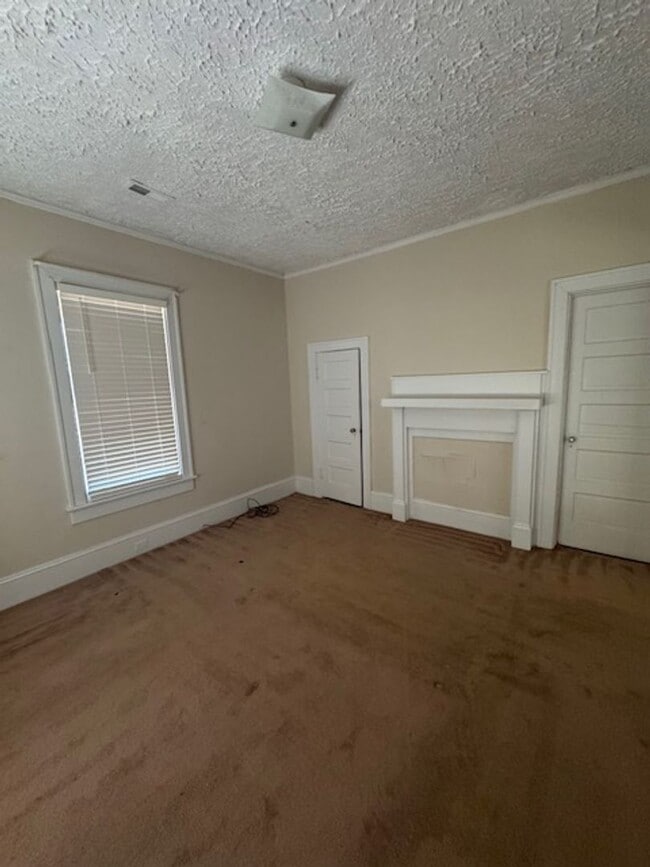 Building Photo - 911 E 4th St