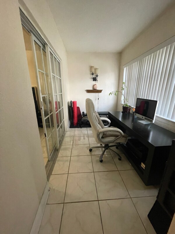 Building Photo - 303 NE 187th St