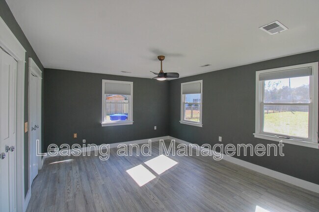 Building Photo - 823 Jordan St