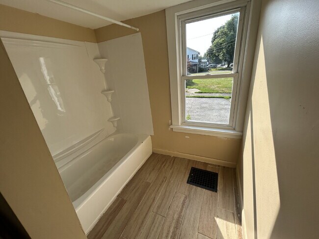 Building Photo - 2 Bedroom Apartment in Caledonia - Available Immediately
