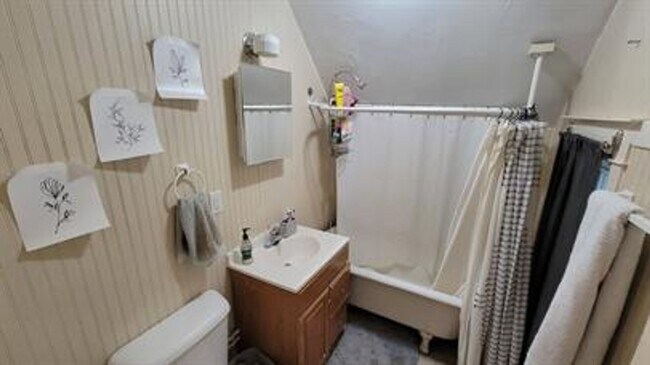 Building Photo - 617 E 8th St