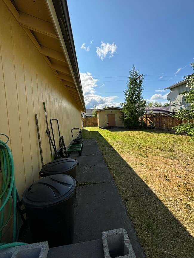 Building Photo - Cozy 3-bedroom home / Pet friendly / Fence...