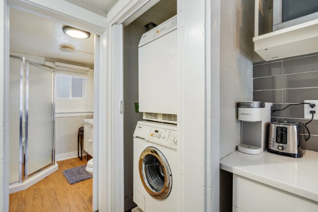 Building Photo - Stunning Duplex in Historic Old Town