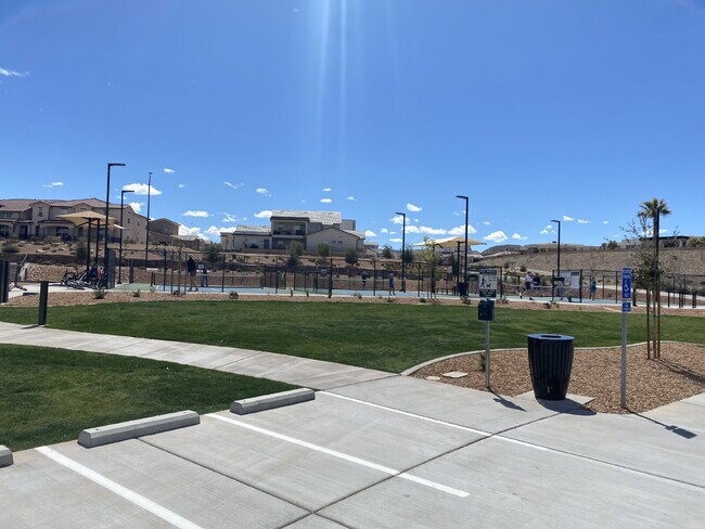 Building Photo - Breathtaking Desert Color 3 bed 2.5 bath townhome for rent!