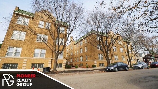 Building Photo - Renovated studio, pet friendly