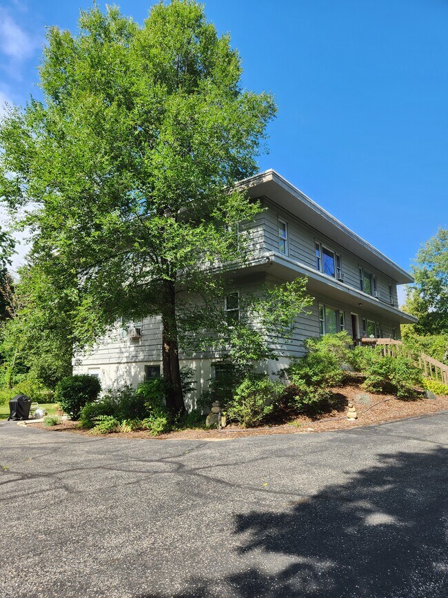 Building Photo - 10636 E Grandview Rd