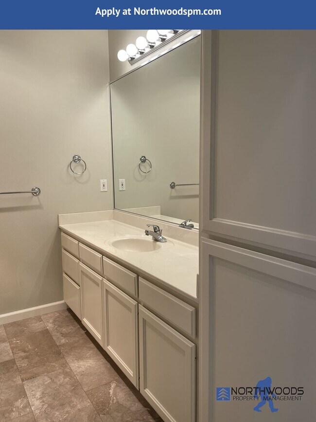 Building Photo - Beautiful 3 Bedroom 2 Bath Home Landscaping Included.