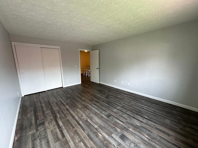 Building Photo - Spacious 2 Bedroom, 1 Bathroom On The West...