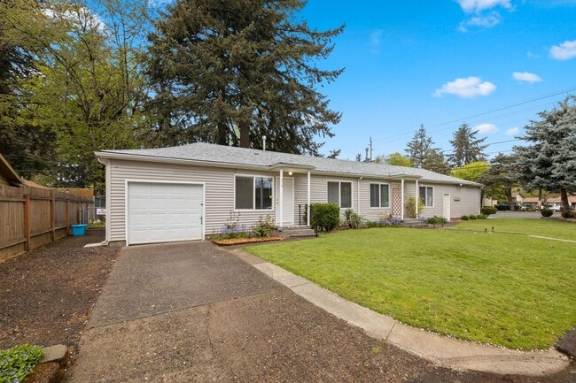 Building Photo - Spacious 2bedroom 1 bath in well maintained 4 Plex!