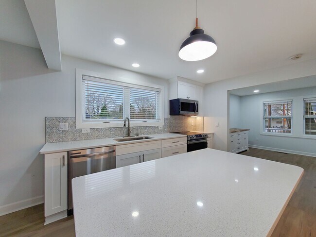 Building Photo - Minutes from Downtown Greenville in a Beautifully Remodeled Custom Home!