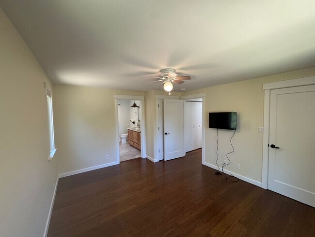Building Photo - Beautiful 3 Bedroom/2 Bathroom Plus Bonus Room in Ben Lomond