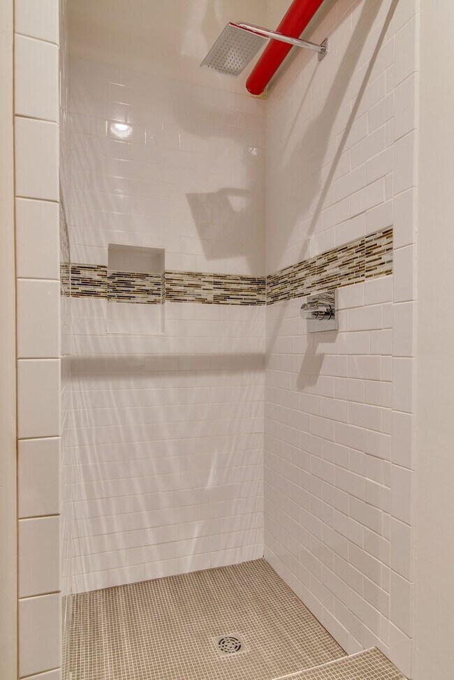Building Photo - Expansive Historic Loft in the Heart of Germantown
