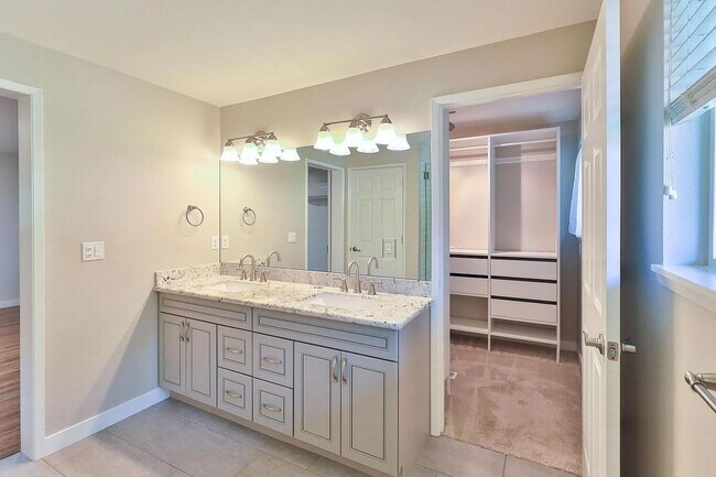 Building Photo - Remodeled Bellevue Home